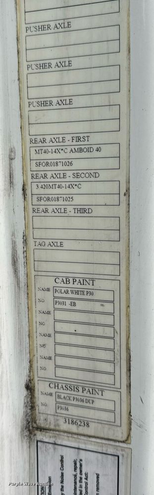 image for item EN5221 2013 Volvo VNL semi truck