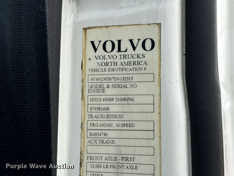 image for item EN5221 2013 Volvo VNL semi truck