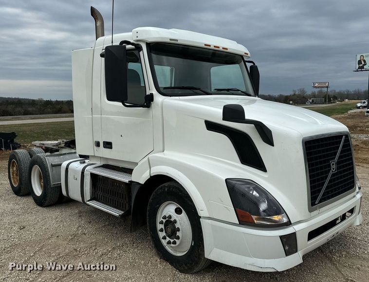 image for item EN5223 2014 Volvo VNL truck cab and chassis