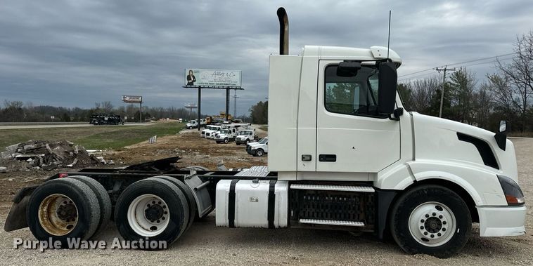 image for item EN5223 2014 Volvo VNL truck cab and chassis