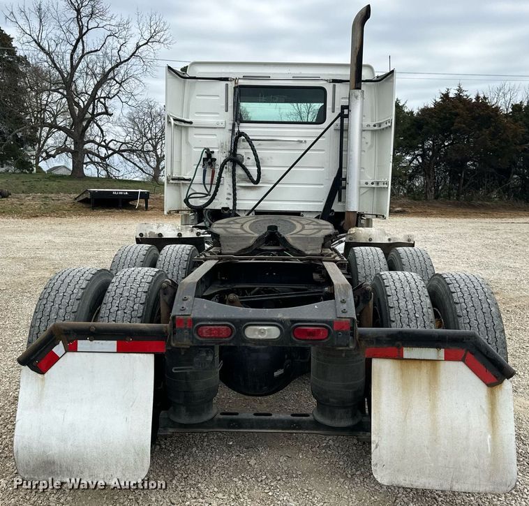 image for item EN5223 2014 Volvo VNL truck cab and chassis