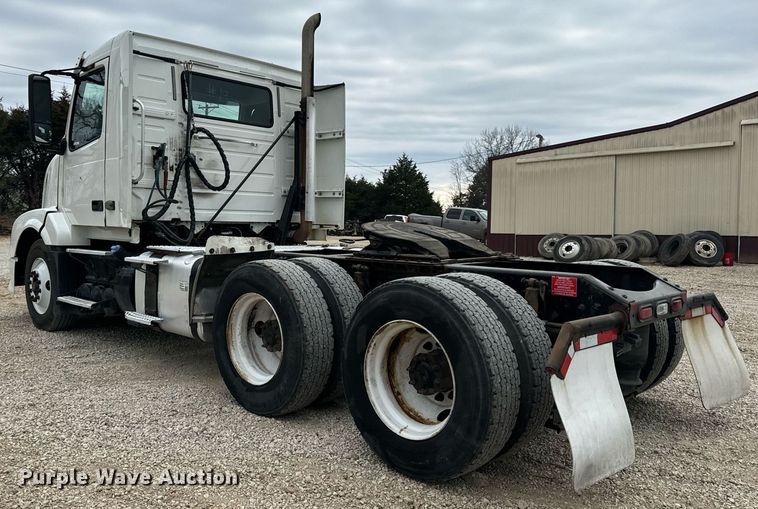 image for item EN5223 2014 Volvo VNL truck cab and chassis