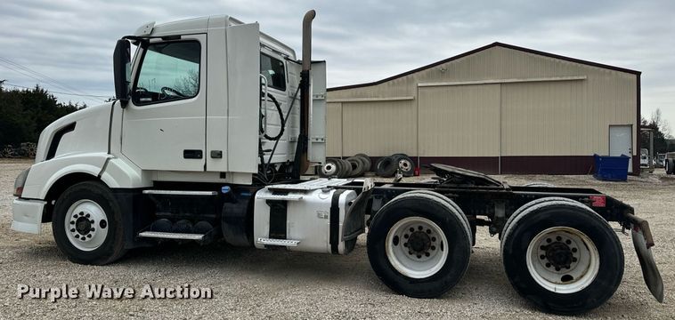 image for item EN5223 2014 Volvo VNL truck cab and chassis