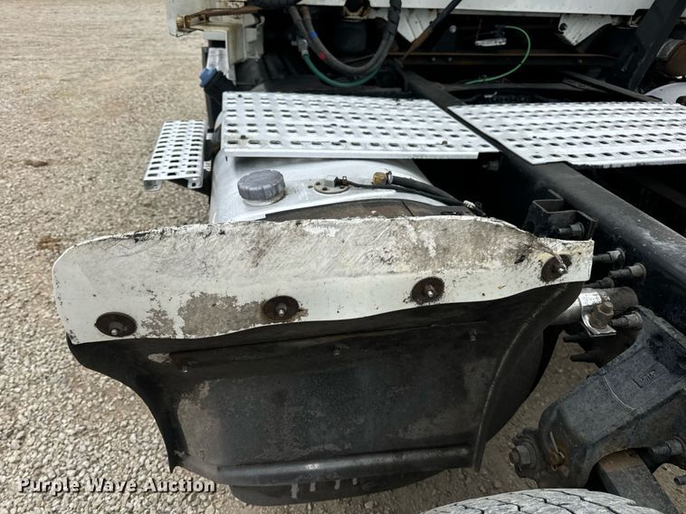 image for item EN5223 2014 Volvo VNL truck cab and chassis