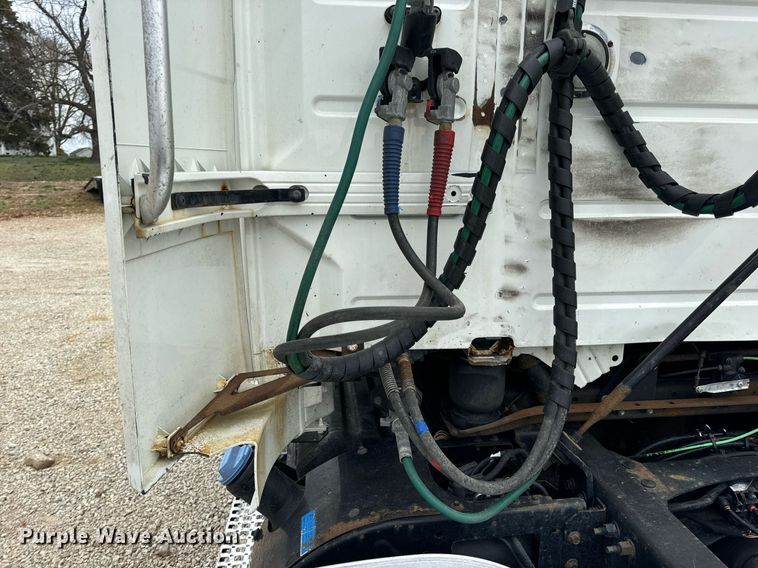 image for item EN5223 2014 Volvo VNL truck cab and chassis