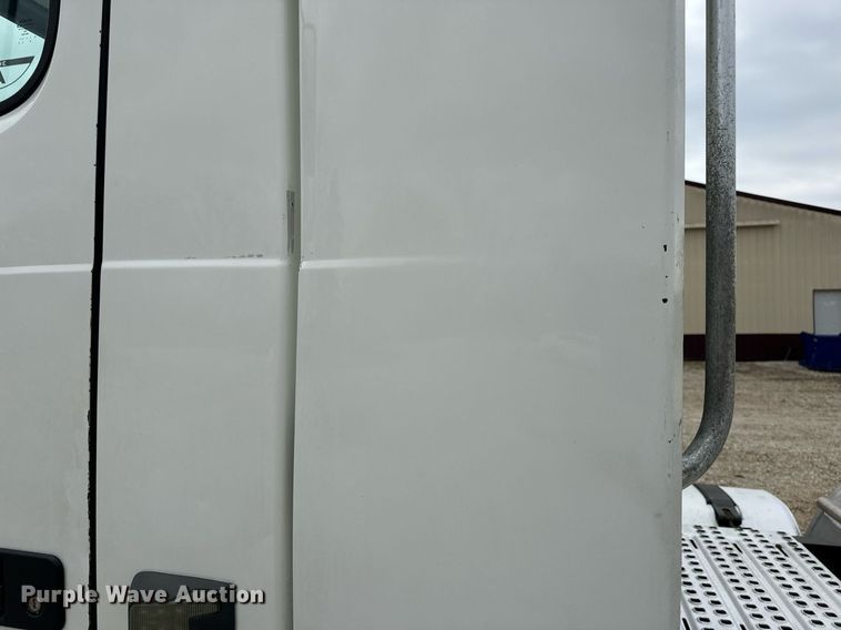 image for item EN5223 2014 Volvo VNL truck cab and chassis