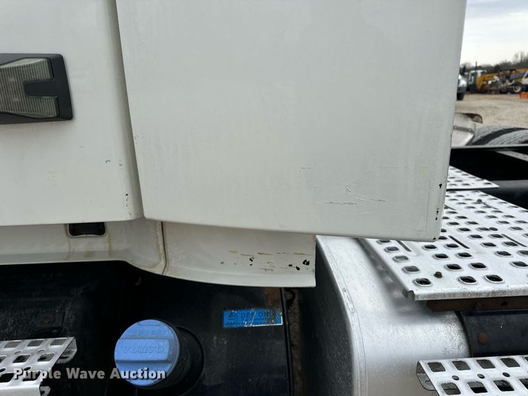 image for item EN5223 2014 Volvo VNL truck cab and chassis