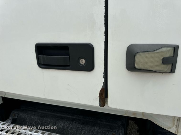 image for item EN5223 2014 Volvo VNL truck cab and chassis