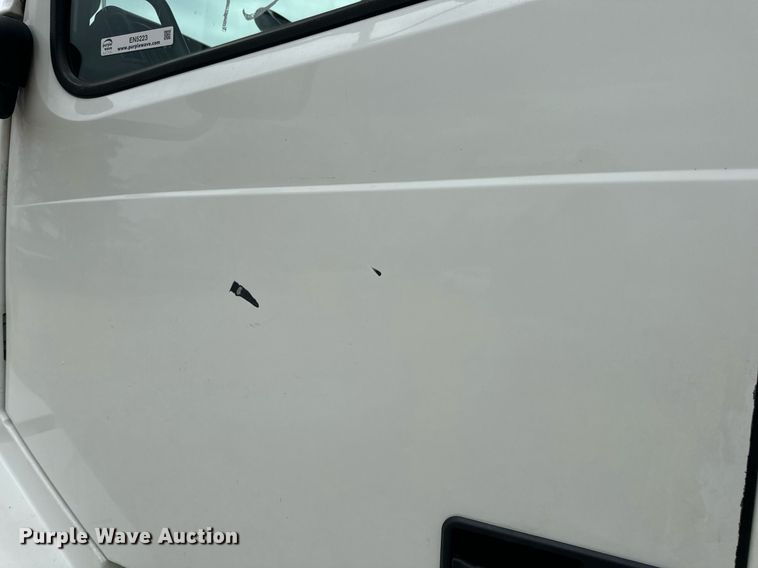 image for item EN5223 2014 Volvo VNL truck cab and chassis