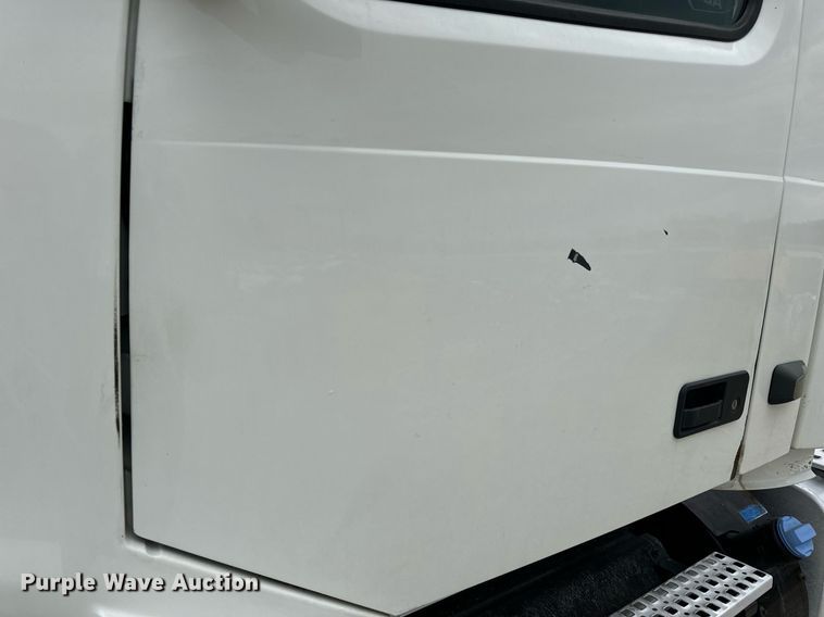 image for item EN5223 2014 Volvo VNL truck cab and chassis