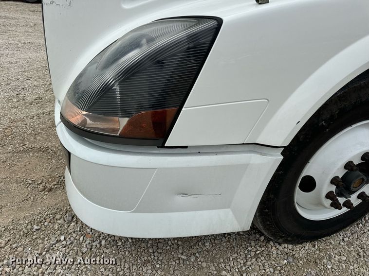 image for item EN5223 2014 Volvo VNL truck cab and chassis