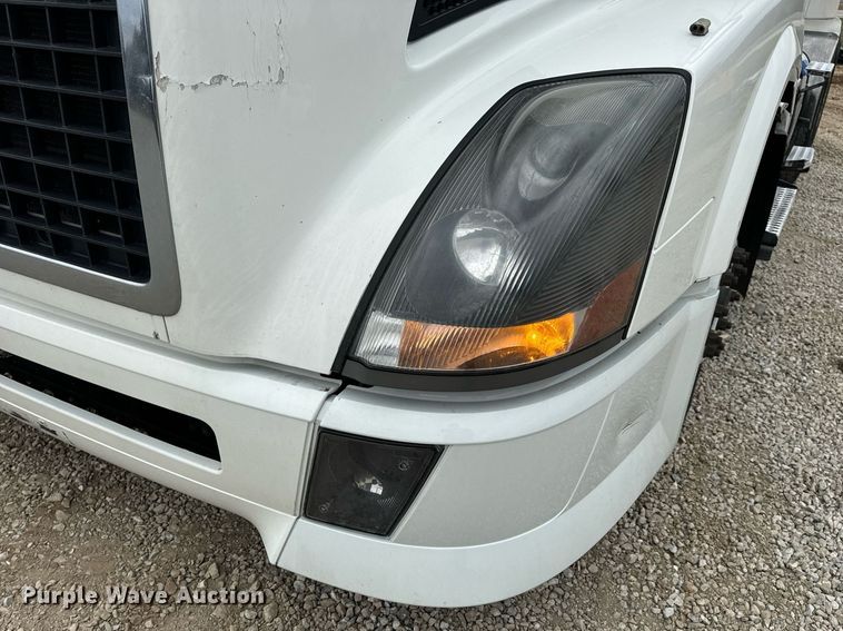 image for item EN5223 2014 Volvo VNL truck cab and chassis