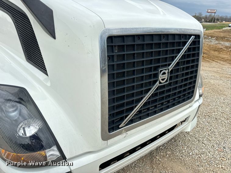 image for item EN5223 2014 Volvo VNL truck cab and chassis