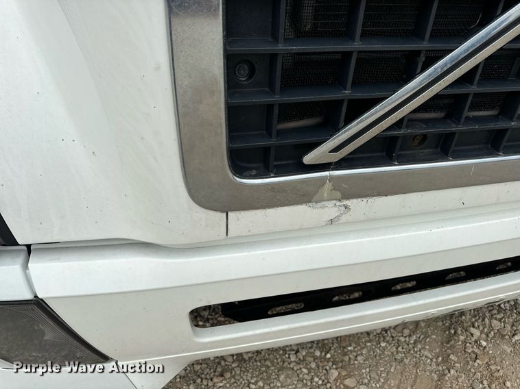 image for item EN5223 2014 Volvo VNL truck cab and chassis