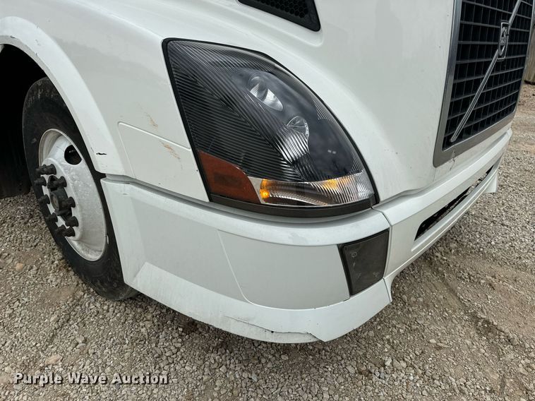 image for item EN5223 2014 Volvo VNL truck cab and chassis