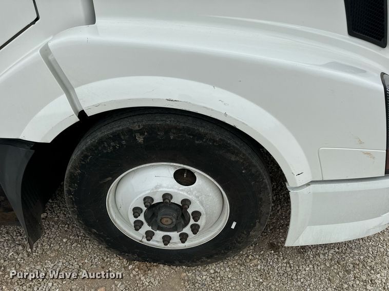 image for item EN5223 2014 Volvo VNL truck cab and chassis