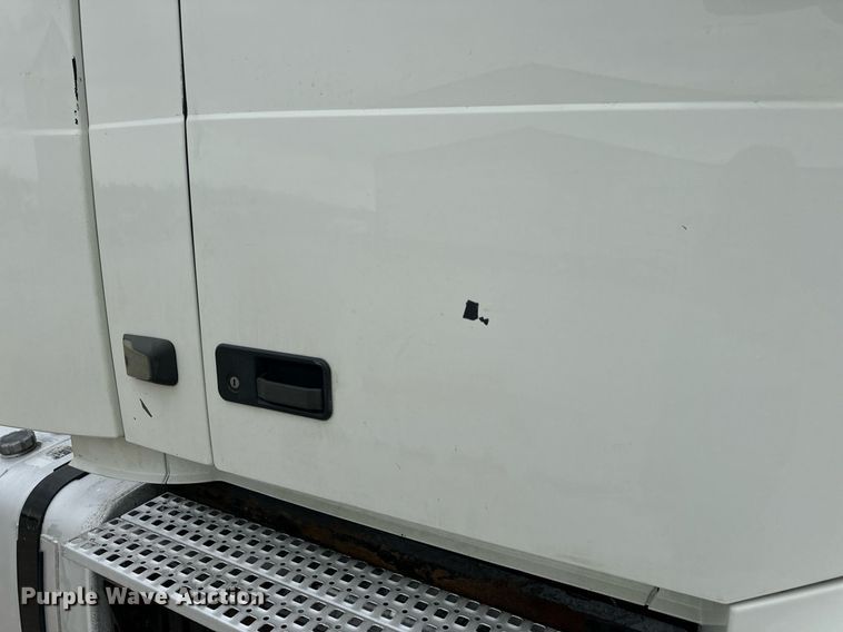 image for item EN5223 2014 Volvo VNL truck cab and chassis