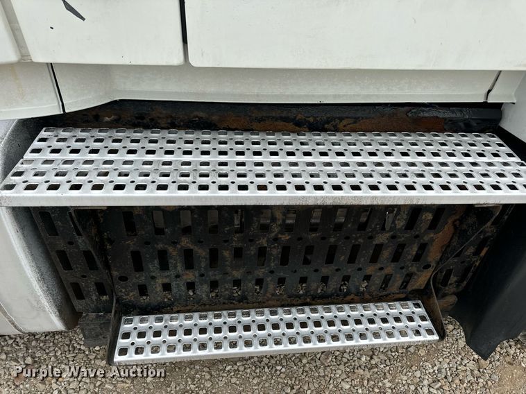 image for item EN5223 2014 Volvo VNL truck cab and chassis