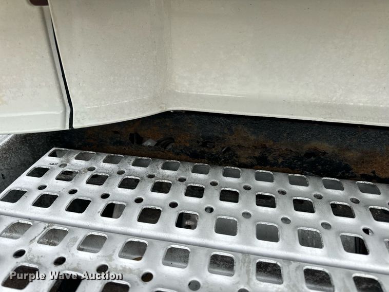 image for item EN5223 2014 Volvo VNL truck cab and chassis