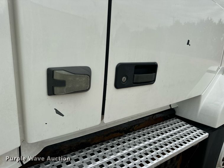 image for item EN5223 2014 Volvo VNL truck cab and chassis