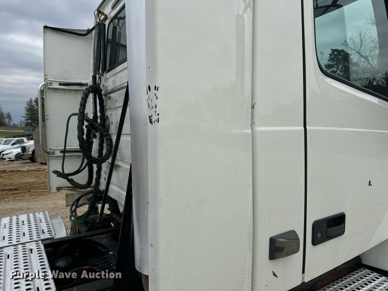 image for item EN5223 2014 Volvo VNL truck cab and chassis