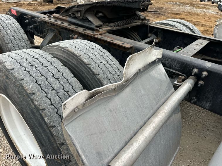 image for item EN5223 2014 Volvo VNL truck cab and chassis