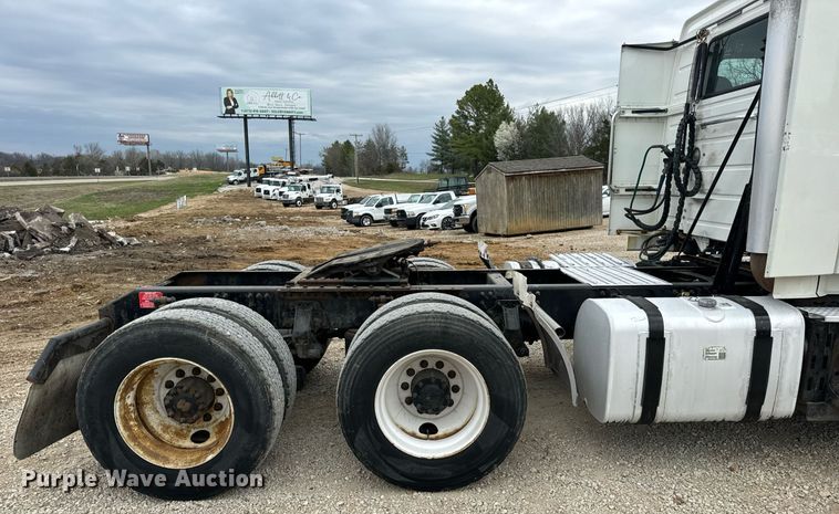 image for item EN5223 2014 Volvo VNL truck cab and chassis