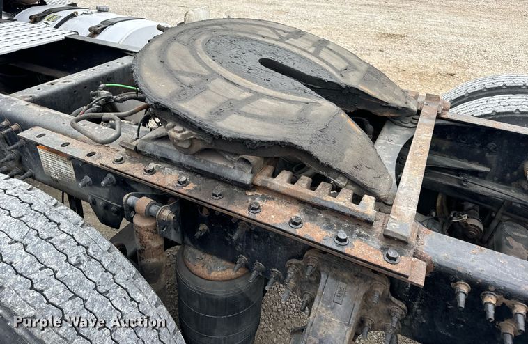 image for item EN5223 2014 Volvo VNL truck cab and chassis