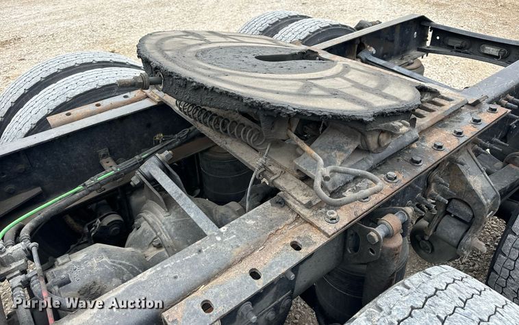 image for item EN5223 2014 Volvo VNL truck cab and chassis