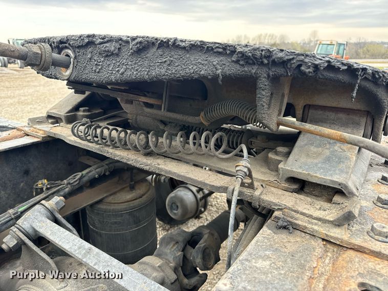 image for item EN5223 2014 Volvo VNL truck cab and chassis