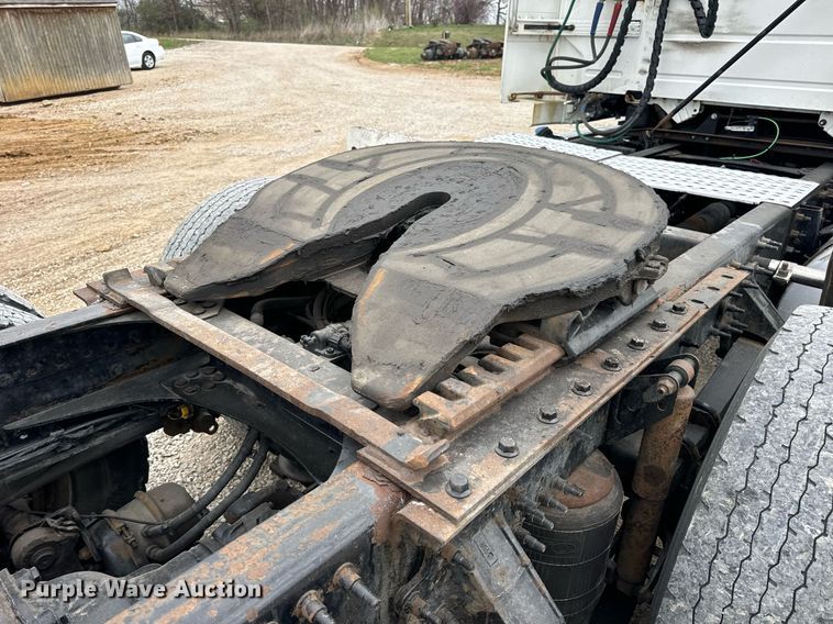 image for item EN5223 2014 Volvo VNL truck cab and chassis