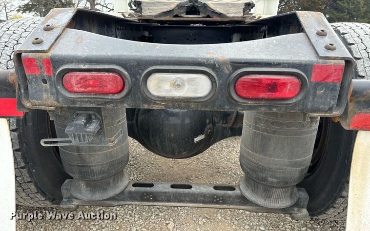 image for item EN5223 2014 Volvo VNL truck cab and chassis