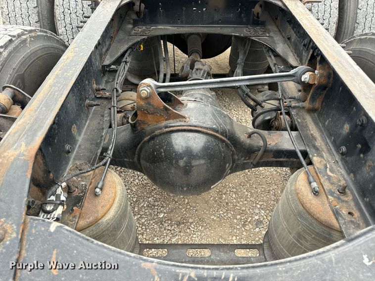 image for item EN5223 2014 Volvo VNL truck cab and chassis