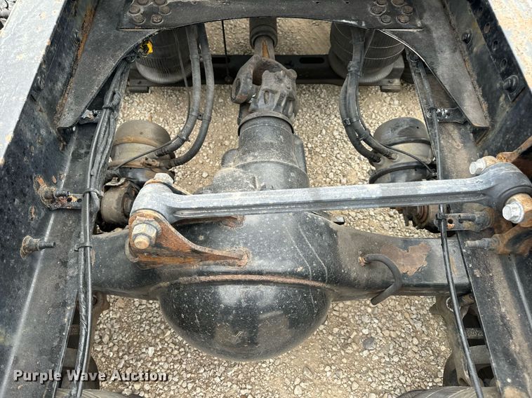 image for item EN5223 2014 Volvo VNL truck cab and chassis