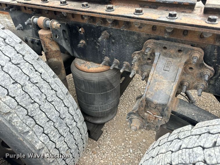 image for item EN5223 2014 Volvo VNL truck cab and chassis