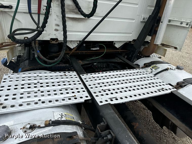 image for item EN5223 2014 Volvo VNL truck cab and chassis