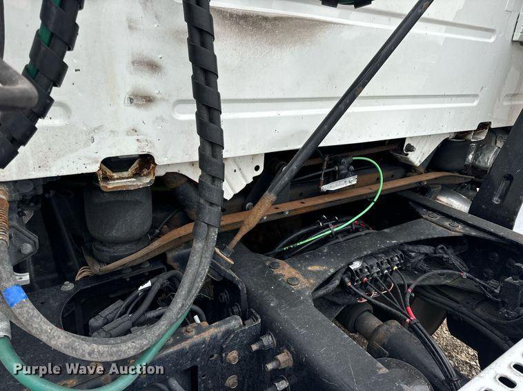 image for item EN5223 2014 Volvo VNL truck cab and chassis