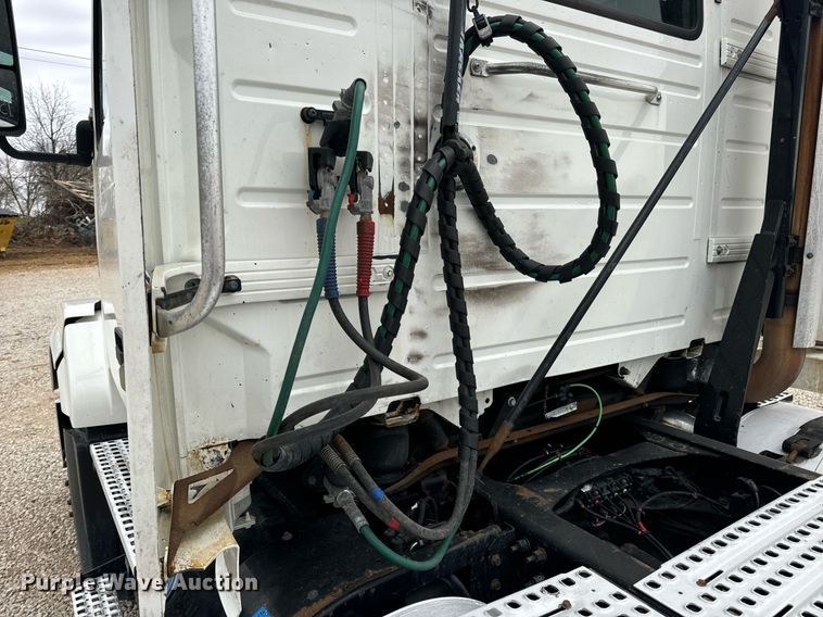 image for item EN5223 2014 Volvo VNL truck cab and chassis