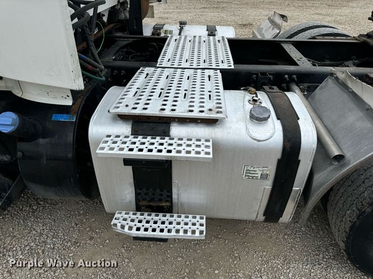 image for item EN5223 2014 Volvo VNL truck cab and chassis