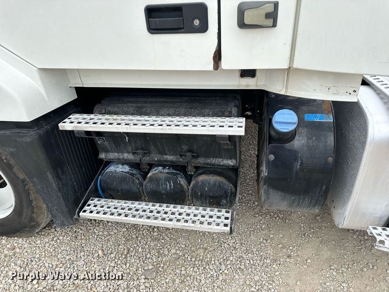 image for item EN5223 2014 Volvo VNL truck cab and chassis