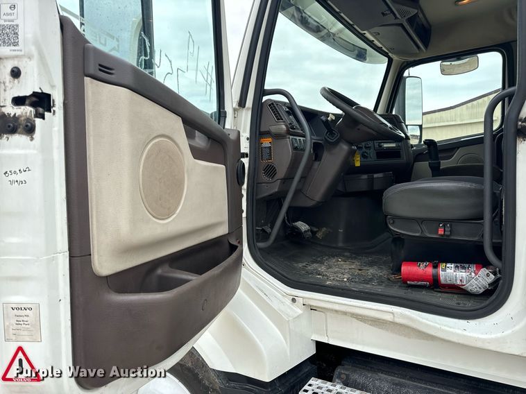 image for item EN5223 2014 Volvo VNL truck cab and chassis