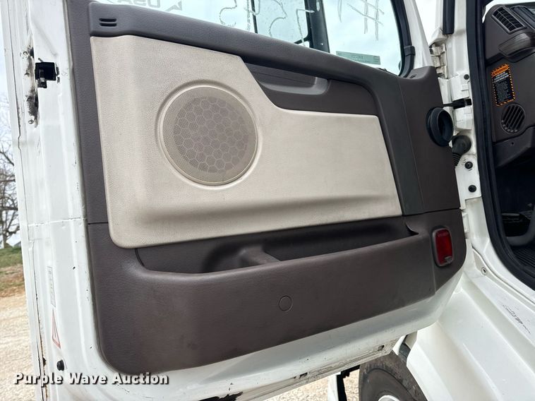 image for item EN5223 2014 Volvo VNL truck cab and chassis