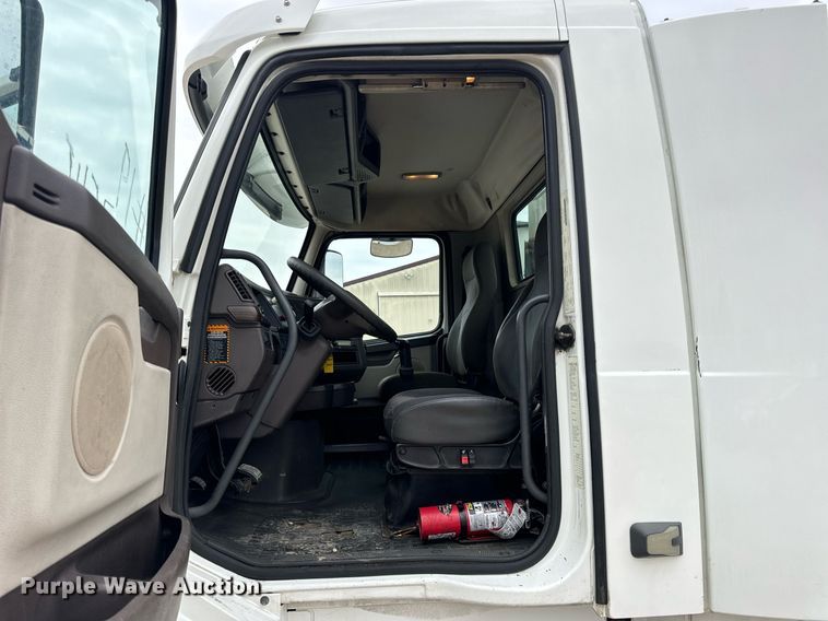 image for item EN5223 2014 Volvo VNL truck cab and chassis