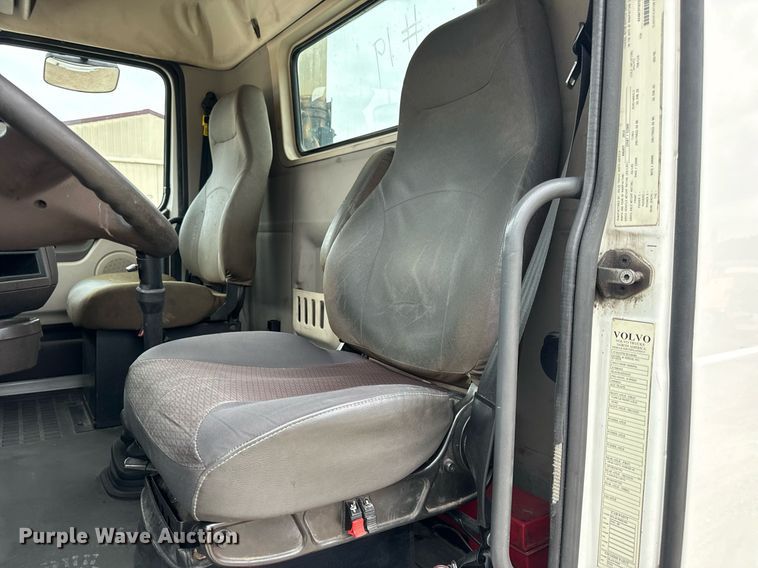 image for item EN5223 2014 Volvo VNL truck cab and chassis