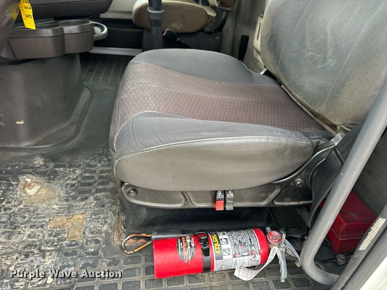 image for item EN5223 2014 Volvo VNL truck cab and chassis