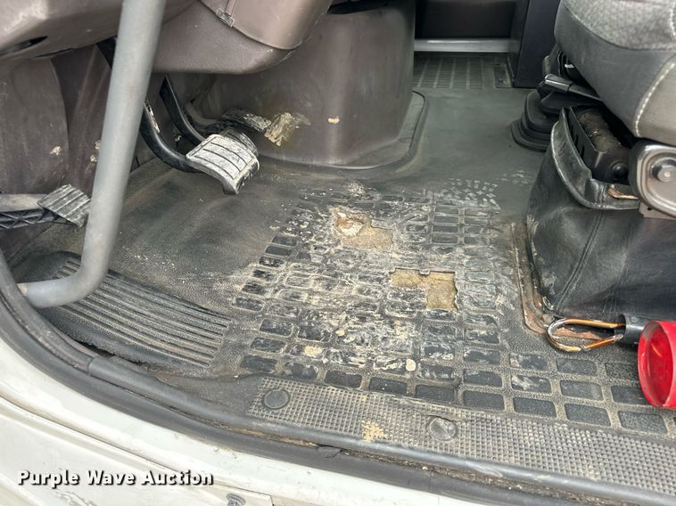 image for item EN5223 2014 Volvo VNL truck cab and chassis