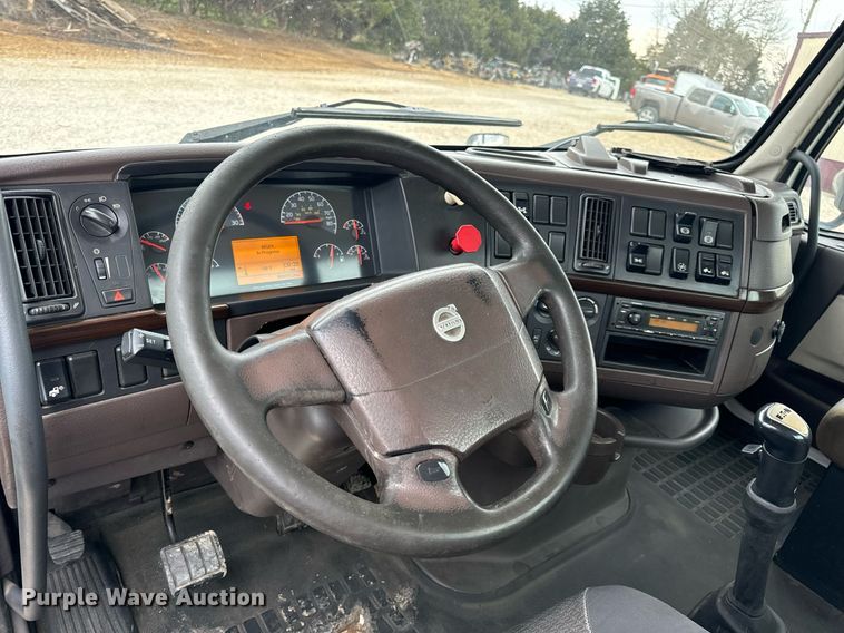 image for item EN5223 2014 Volvo VNL truck cab and chassis