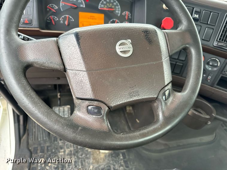 image for item EN5223 2014 Volvo VNL truck cab and chassis