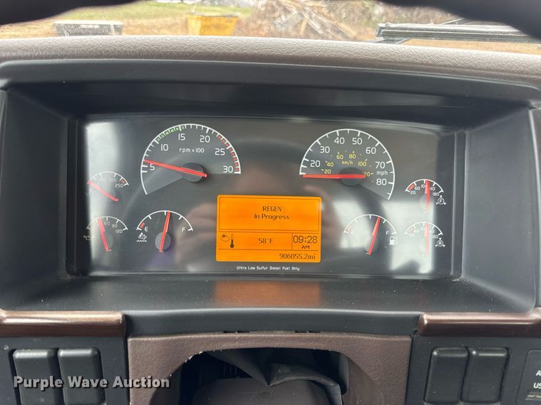 image for item EN5223 2014 Volvo VNL truck cab and chassis