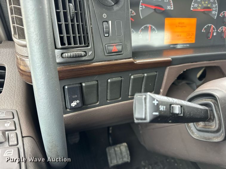 image for item EN5223 2014 Volvo VNL truck cab and chassis